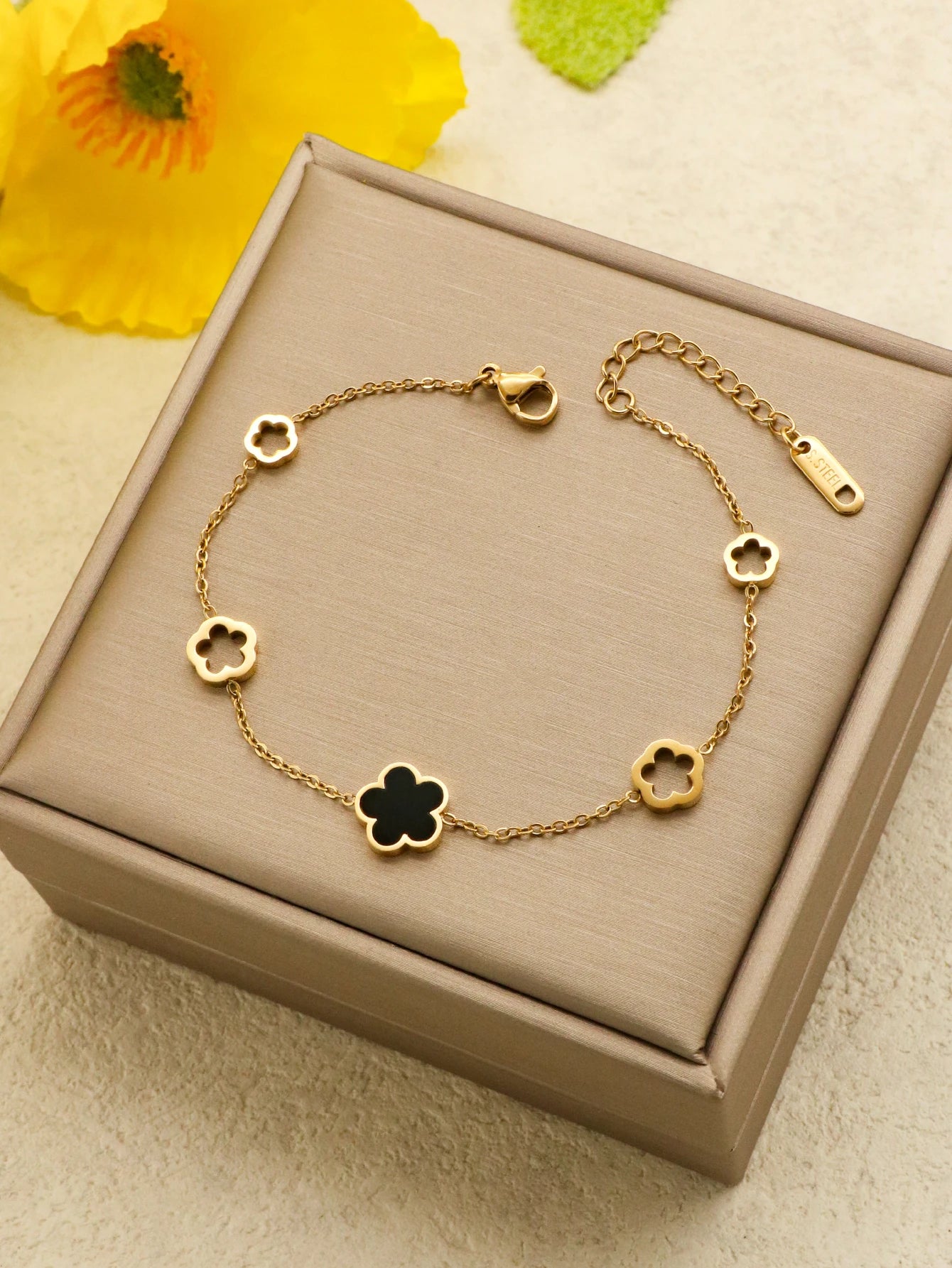 48918592553284|48918592586052|48918592618820